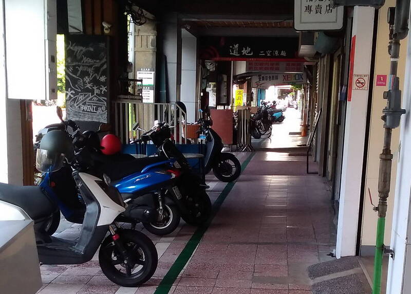 4852235_1_1-1 騎樓違停台南永康今年已罰712件 商家抵制拒賣早餐給執法警